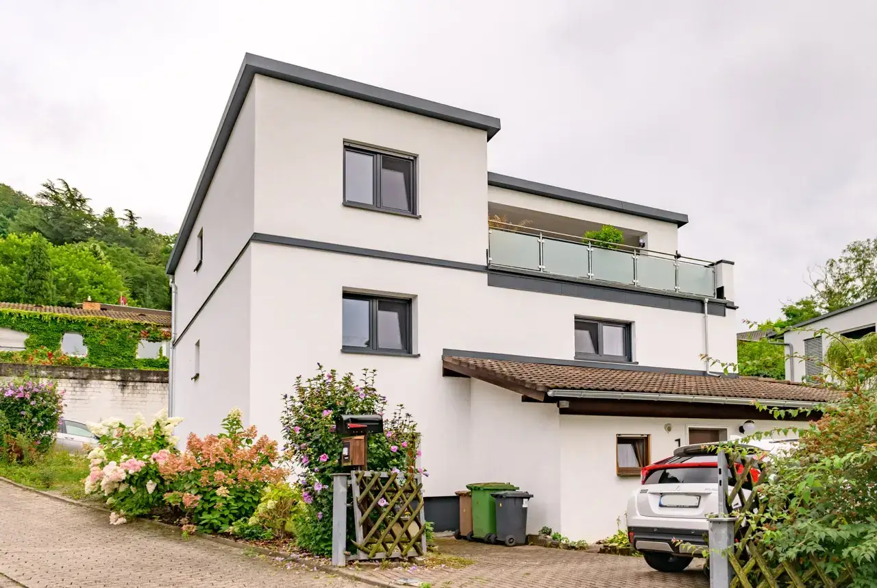 Modernes Wohnhaus mit einem neuen Obergeschoss und Balkon